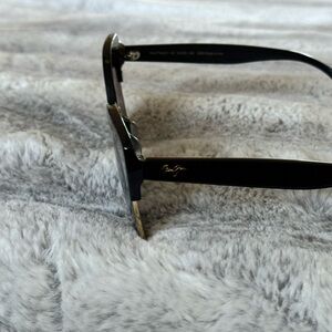 Maui Jim sunglasses used like. No scratches case included